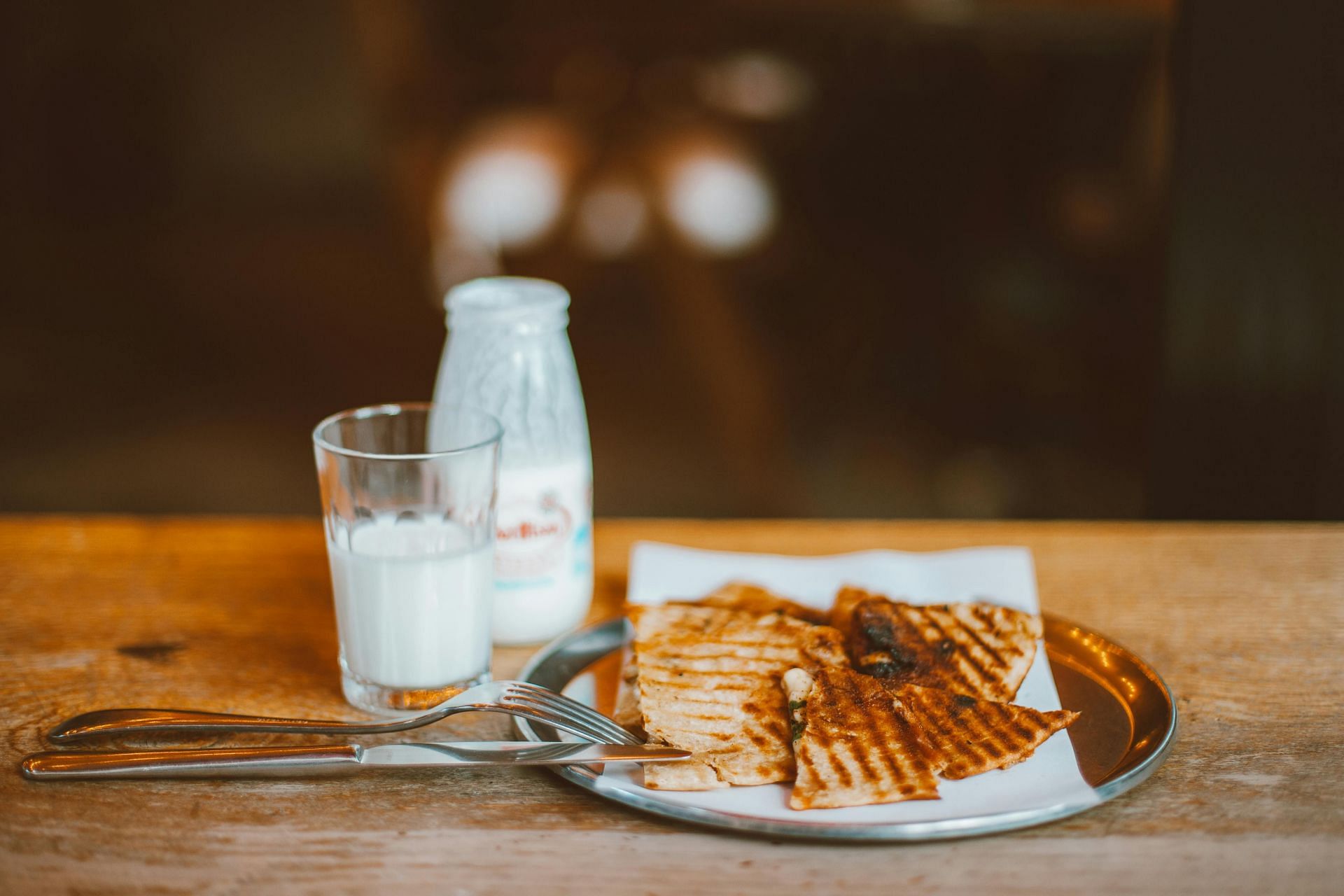 soy milk benefits (image sourced via Pexels / Photo by roman)